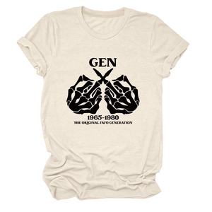 Flach liegendes cremefarbenes T-Shirt mit schwarzem Totenkopf-Handdruck und Text