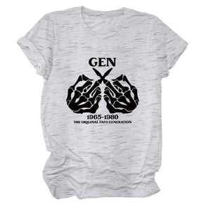 Nahaufnahme des Gen 1965-1980 Grafikdrucks auf grauem Baumwoll-T-Shirt mit Rundhals