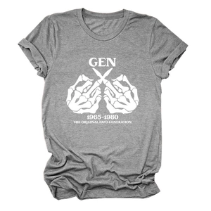 Nahaufnahme des Gen 1965-1980 Grafikdrucks auf meliertem grauen T-Shirt aus Baumwolle