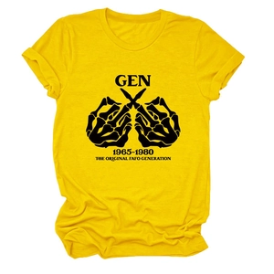 Flachbildaufnahme eines gelben GEN 1965-1980 Grafik-T-Shirts mit weicher Baumwollstruktur