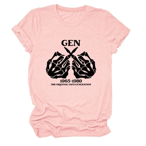Nahaufnahme des Gen 1965-1980 Skeletthände-Grafikdrucks auf rosa Baumwoll-T-Shirt