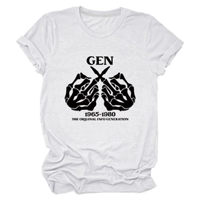 Nahaufnahme des schwarzen Gen 1965-1980 Siebdrucks auf weißem Baumwoll-T-Shirt