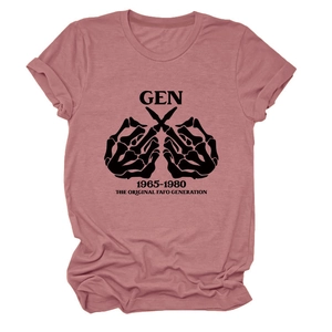 Nahaufnahme des Gen X Vintage-Grafikdrucks auf einem altrosa Kurzarm-Baumwollshirt