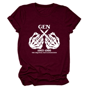 Detail eines burgunderfarbenen T-Shirts mit Gen 1965-1980 Grafik und Totenkopf
