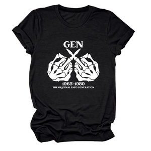 Detailansicht des GEN 1965-1980 Aufdrucks auf schwarzem Baumwoll-T-Shirt mit Rundhals