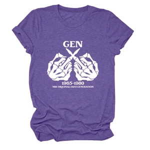 Nahaufnahme des Gen 1965-1980 Grafikdrucks auf einem lila melierten Kurzarm-T-Shirt