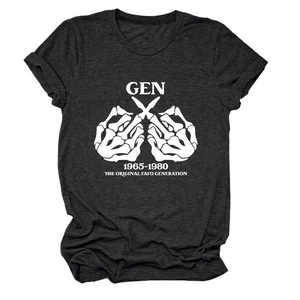Detailaufnahme des GEN 1965-1980 Totenkopf-Prints auf dem dunkelgrauen Baumwoll-T-Shirt