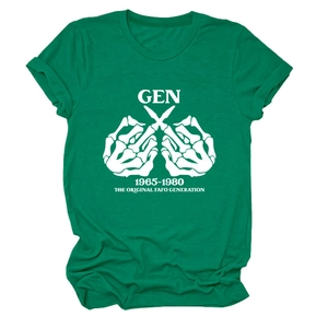 Detailansicht des Gen X Logos mit Scheren und Totenkopfhand auf grünem Baumwoll-T-Shirt