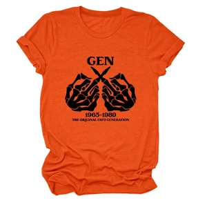 Detail eines orangen Baumwoll-T-Shirts mit schwarzem GEN 1965-1980 Grafikdruck