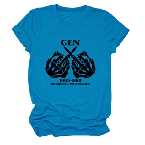 Detail des blauen GEN 1965-1980 T-Shirts mit FAFO-Druck und Baumwolltextur im Detail