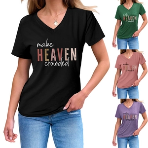 Détail du t-shirt col en V avec texte make heaven crowded en plusieurs options de couleurs