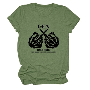 Detail eines olivgrünen Gen X T-Shirts mit Totenkopfhänden-Grafik und Text 1965-1980