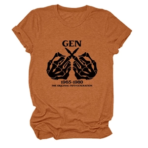 Detail des Gen X Skeletthand-Aufdrucks auf dem burnt-orangefarbenen Rundhals-T-Shirt