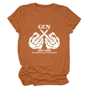Nahaufnahme des Gen X 1965-1980 Grafikdrucks auf rostorangefarbenem Baumwoll-T-Shirt