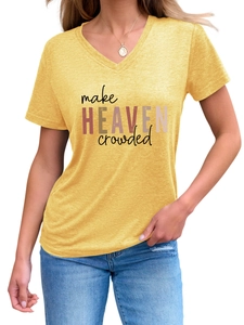 Détail d'un t-shirt à col en V jaune moutarde avec imprimé coloré Make Heaven Crowded