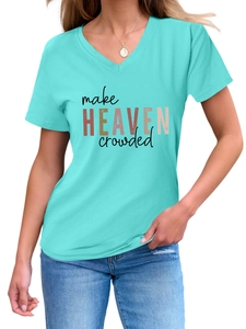 Détail du t-shirt col en V vert menthe avec imprimé make HEAVEN crowded en coton doux
