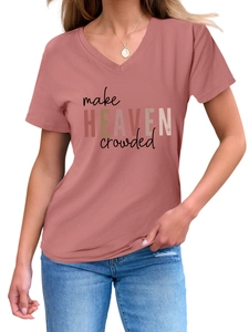 Détail d'un t-shirt femme à col en V rose poudré avec impression make heaven crowded