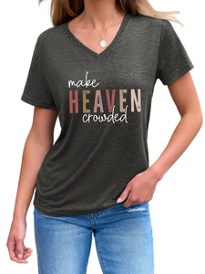 Détail de l'imprimé 'make HEAVEN crowded' sur un t-shirt gris foncé à col en V pour femmes