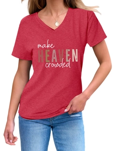 Détail d'un t-shirt rouge à col en V avec l'inscription Make Heaven Crowded imprimée