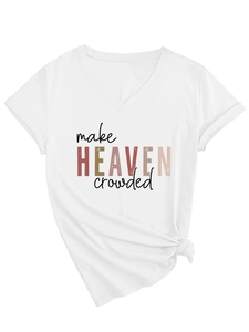 Détail du t-shirt blanc à col en V avec imprimé make HEAVEN crowded et nœud sur l'ourlet