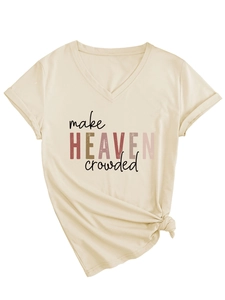 Détail d'un t-shirt à col en V avec imprimé 'make HEAVEN crowded' et nœud latéral