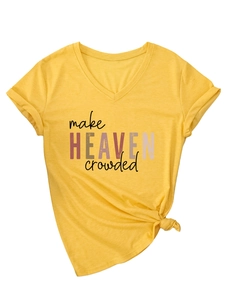 Détail du t-shirt jaune à col en V avec imprimé texturé et nœud élégant à la base