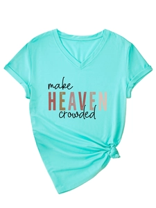 Détail du t-shirt vert menthe à col en V avec impression make HEAVEN crowded noire