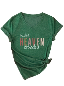 Détail du t-shirt vert foncé à col en V avec ourlet noué et texte HEAVEN imprimé