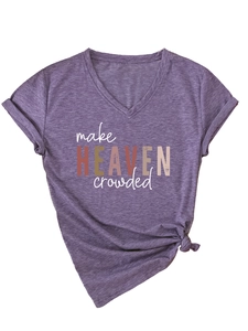 Gros plan du slogan make HEAVEN crowded sur t-shirt gris-mauve à col en V