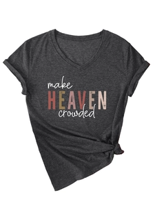 Détail du t-shirt col V gris foncé avec slogan et finition nouée au bas du vêtement