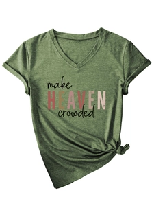 Détail du t-shirt col V en vert olive chiné avec slogan make heaven crowded et nœud sur le côté