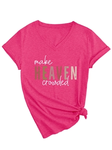 Détail du t-shirt femme col en V rose fuchsia avec imprimé make heaven crowded