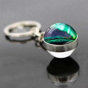 Porte-clés boule de verre aurores boréales avec anneau en métal argenté et reflet