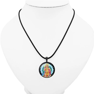 Dettaglio macro della collana con ciondolo divinità indù con cupola in vetro e cordino