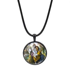 Dettaglio del ciondolo rotondo in vetro Radha Krishna con cordino nero e cabochon d'arte