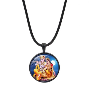 Dettaglio macro della collana con ciondolo in vetro e illustrazione di Krishna e Radha