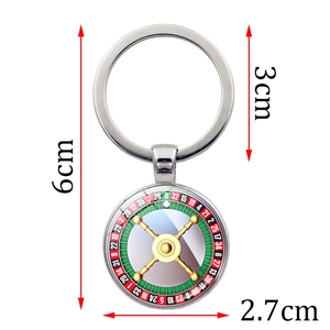 Porte-clés en métal poli avec pendentif roulette de casino sur fond blanc neutre