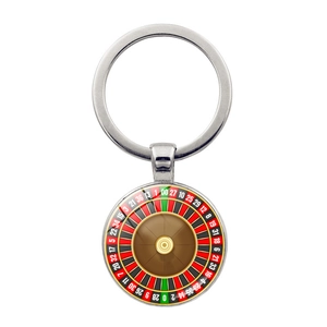Détail du porte-clés roulette de casino avec numéros rouges et noirs sur fond blanc