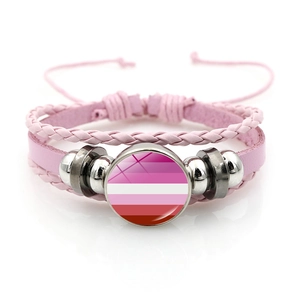 Dettaglio del bracciale in pelle intrecciata rosa con inserto in vetro e perline