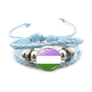 Dettaglio del bracciale in pelle intrecciata azzurra con ciondolo in vetro Genderqueer