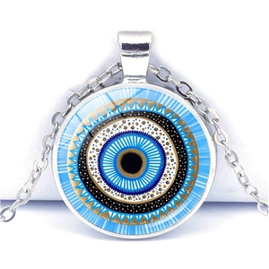 Détail du pendentif turc Mauvais Œil avec motif mandala bleu et chaîne en métal argenté