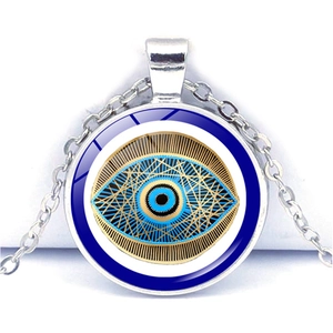 Gros plan du pendentif œil bleu en verre circulaire avec sa chaîne en métal argenté