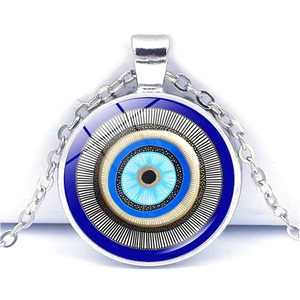 Gros plan détaillé du pendentif œil bleu turc en verre sur une chaîne en métal argenté
