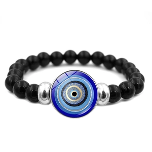 Détail du bracelet œil protecteur avec perles noires polies et accents argentés