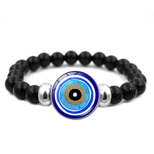 Détail macro du bracelet à perles Evil Eye avec perles noires et espaceurs argentés