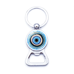 Vue détaillée d'un porte-clés décapsuleur en métal argenté avec motif œil turc bleu