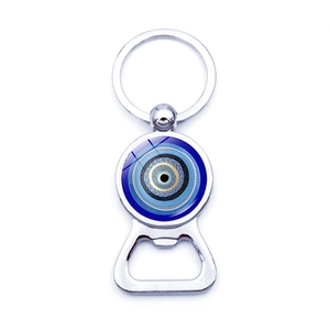 Détail macro du porte-clés amulette œil bleu avec décapsuleur de bière en métal intégré