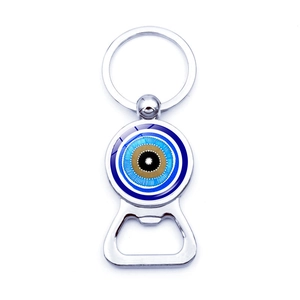 Détail du décapsuleur Evil Eye en métal avec amulette bleue et finition polie