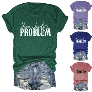 Vue détaillée du t-shirt Somebody's Problem et du short en jean délavé en quatre couleurs