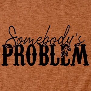 Détail du texte noir 'Somebody's Problem' sur le tissu chiné orange du t-shirt femme